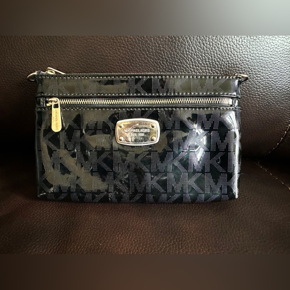 EUC Michael Kors Black Patent Logo Wristlet - Picture 1 of 10